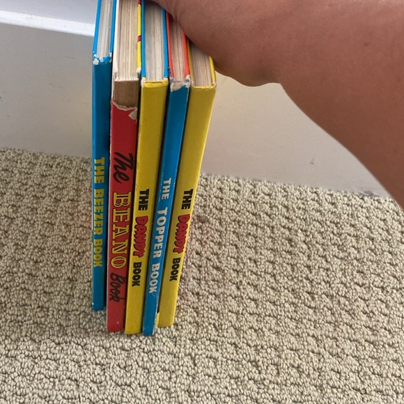 VTG Bundle of 5 Hardcover Collectibles from the UK - Picture 9 of 9